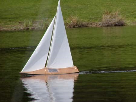 T27 Radio Controlled Racing Sloop